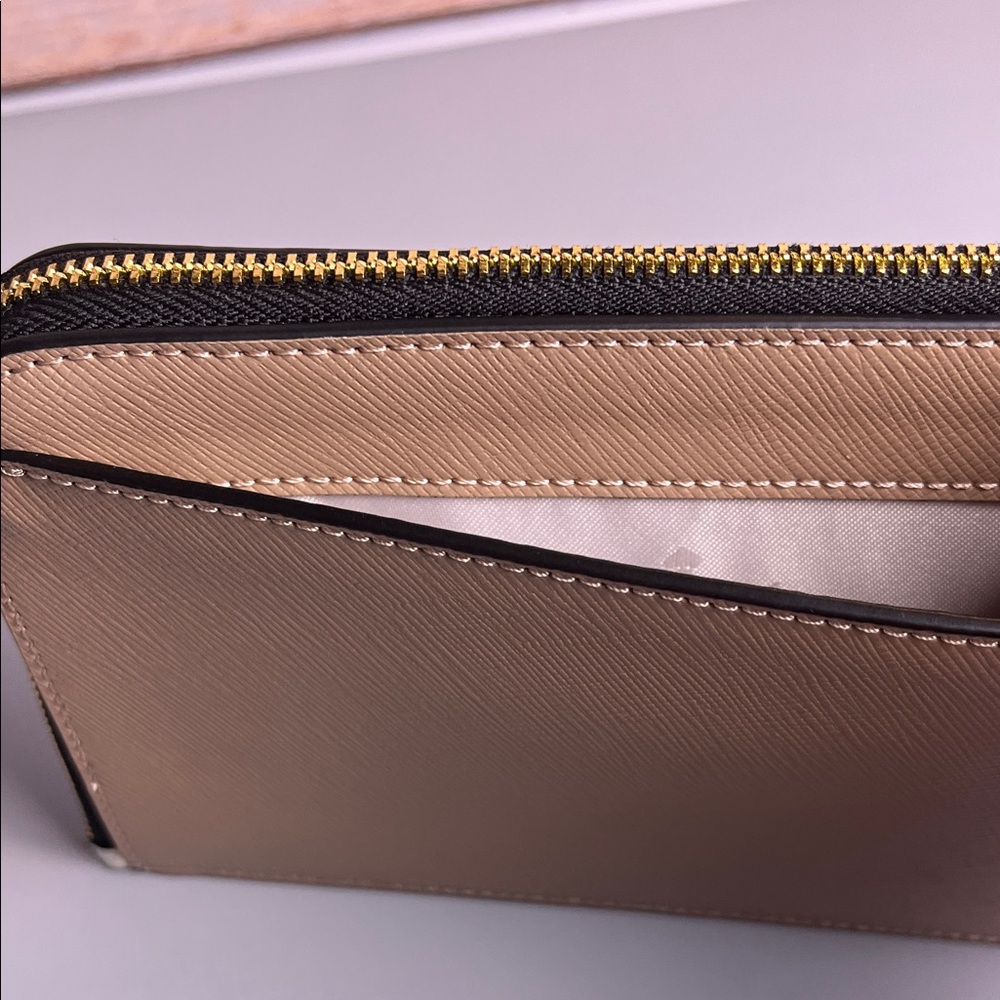 NWT Kate Spade Lucy Colorblock Embossed Ivory and Black Wristlet MSRP $149.00 - Picture 11 of 14